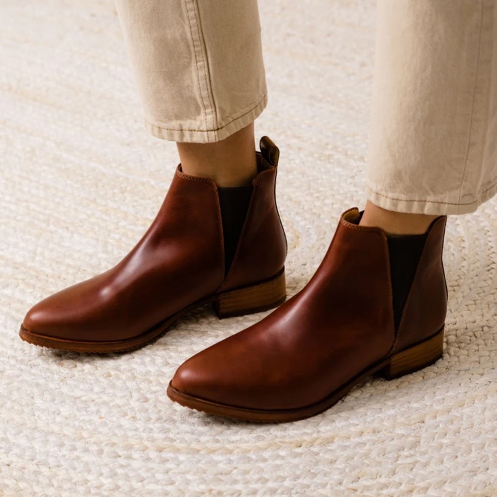 Nisolo Eva Everyday Chelsea Boot in Auburn
